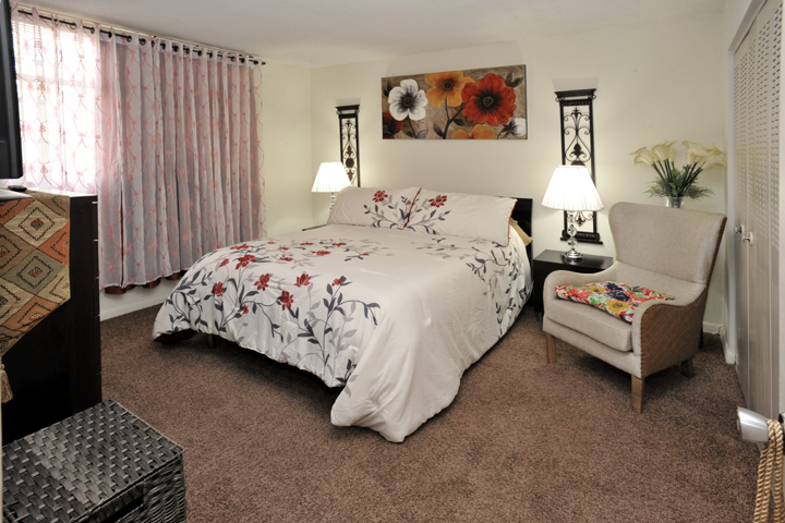 Bedroom with bed and lamps